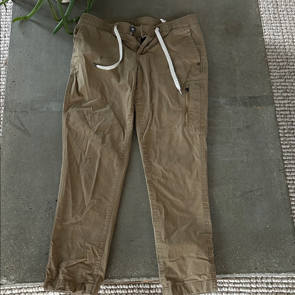 Vuori women’s Drawstring hiking/active Pants in Khaki Brown